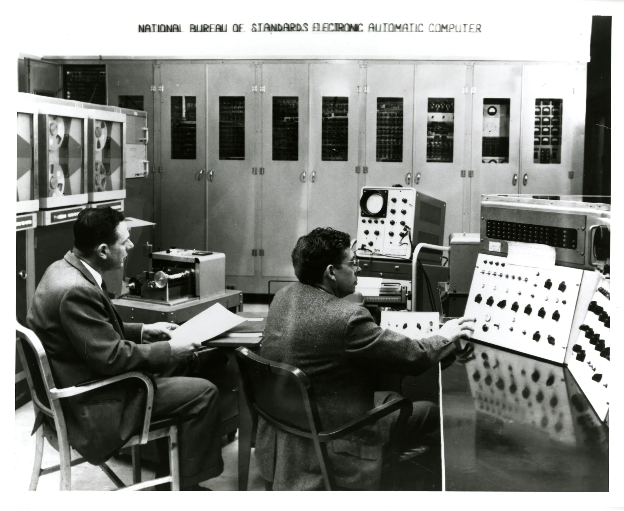 People working with the SEAC computer in 1960
